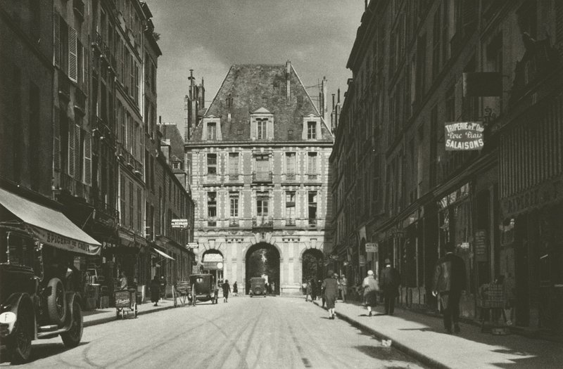 Párizs: Rue de Birague (f/w fotó) alkotó: Mario Bucovich