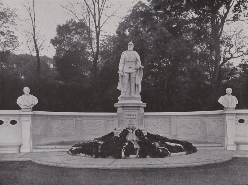 III. Friedrich császár emlékműve (f/w fotó) alkotó: Photographer German