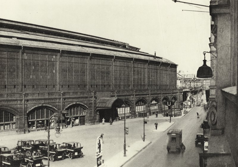 Berlin: Bahnhof Friedrichstrasse; Station Friedrichstrasse (f/w fotó) alkotó: Sasha Stone